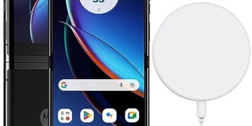 Moto Razr+ 5G 2023 (256GB, 8GB) 6.9" Foldable AMOLED, Snapdragon 8+ Gen 1, US 5G / Global 4G LTE (GSM Unlocked for T-Mobile, Metro, AT&T) XT2321-5 (w/Fast Wireless Charger, Black) (Renewed)