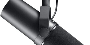 Shure SM7B Dynamic Studio Microphone - XLR Mic for Podcasting, Streaming, Vocal Recording & Broadcasting, Wide Frequency Range, Smooth Warm Audio, Detachable Windscreen, Black